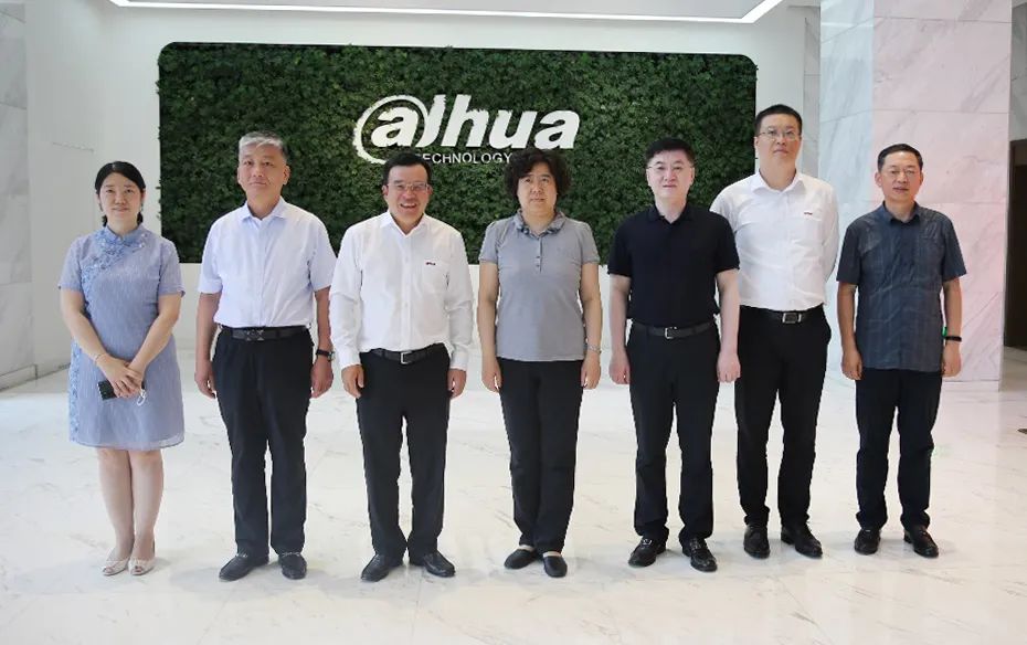 辽阳市长白英、副市长袁国相一行参观考察大华股份